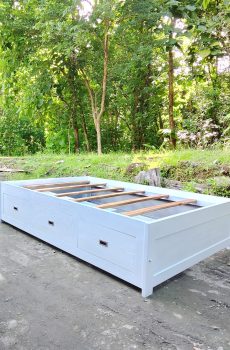 Dipan Kayu Jati Cat Putih